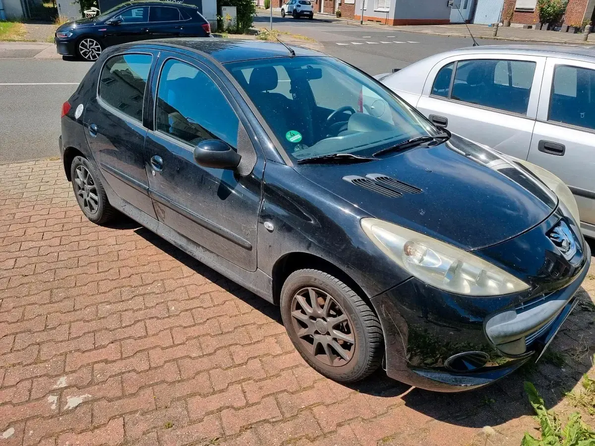 Gebraucht Peugeot 206 72 PS (52 kW) 2012 Schwarz Limousine