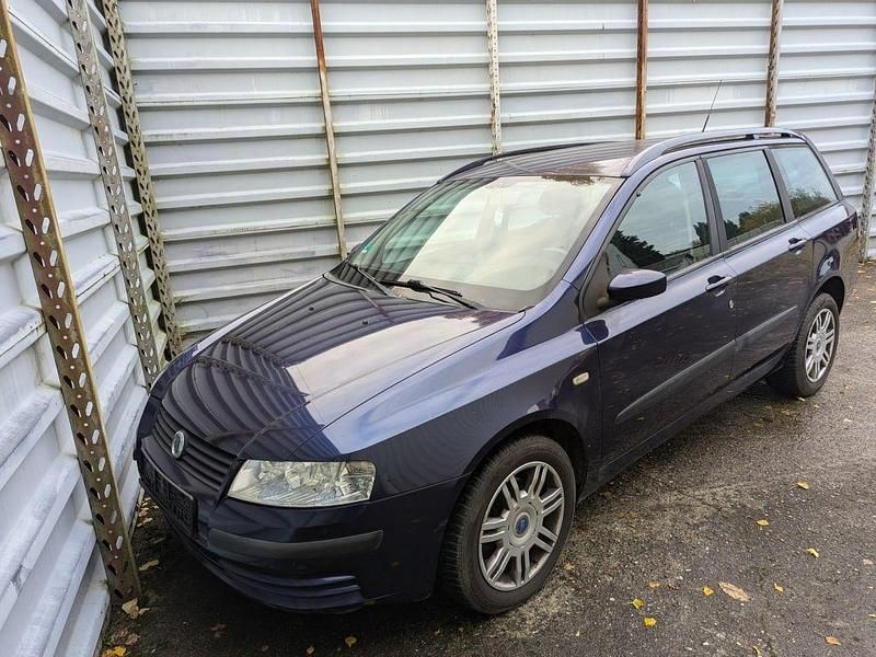 Blau (metallic) Gebraucht 2003 Fiat Stilo Wagon Kombi | 1.450 € - Bild 1/4