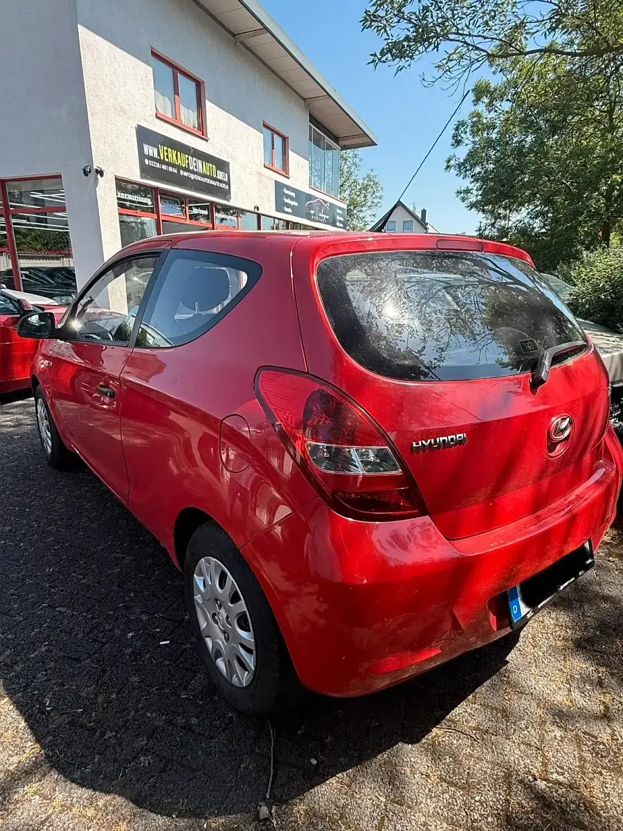 Gebraucht Hyundai i20 77 PS (56 kW) 2011 Rot Kleinwagen