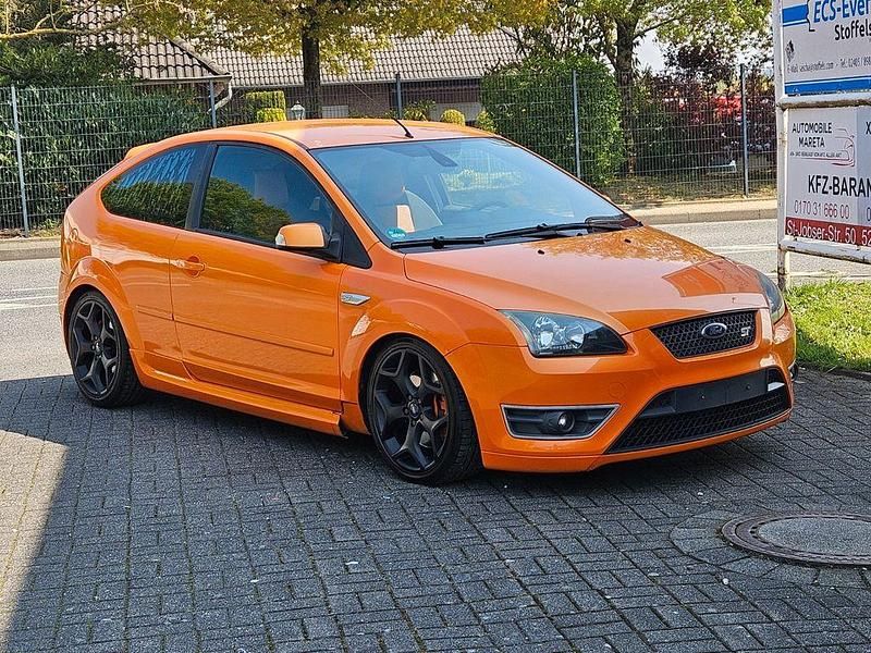 Używany Ford Focus ST 226 KM (166 kW) 2007 Pomarańczowy Sedan/Limuzyna