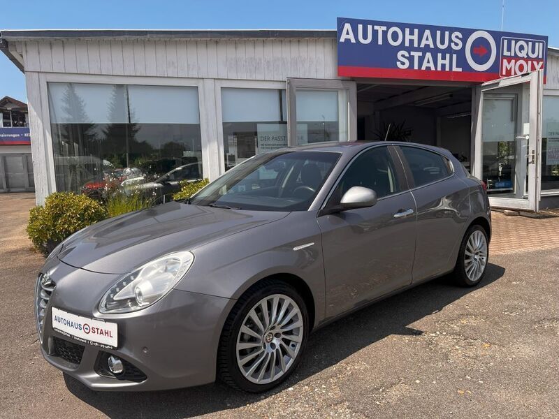 Grau Gebraucht 2015 Alfa Romeo Giulietta Turismo Kleinwagen | 6.490 € (Teuer) - Bild 1/4