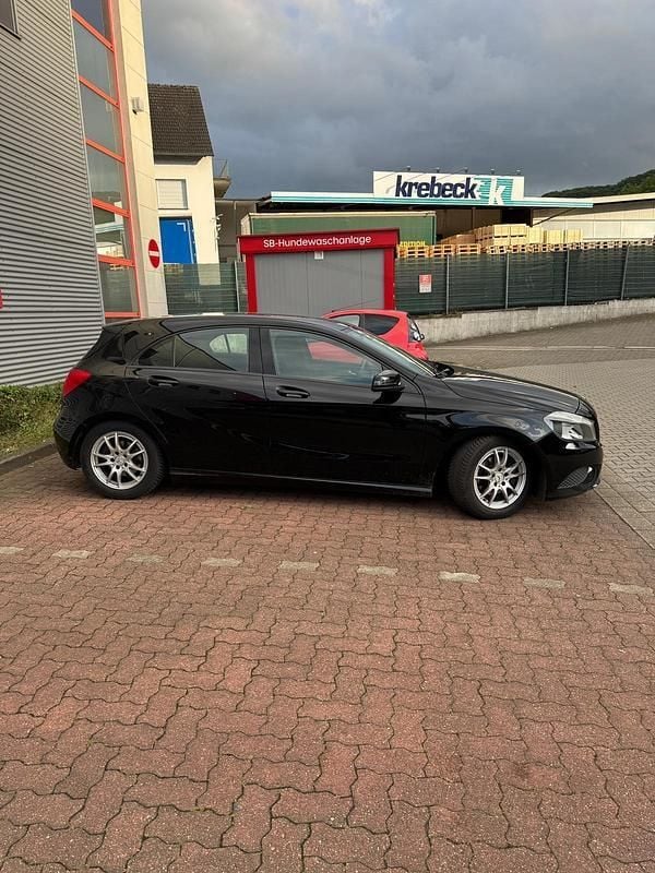 Schwarz Gebraucht 2015 Mercedes A180 Limousine | 10.650 € (Superpreis) - Bild 1/4