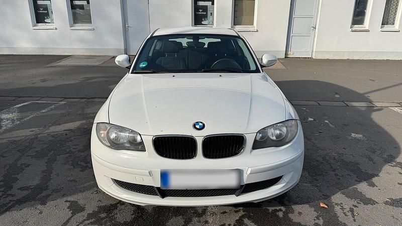 Gebraucht BMW 116 122 PS (89 kW) 2011 Weiß Kleinwagen