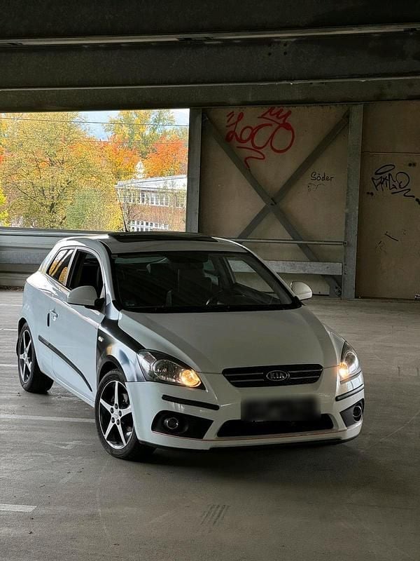 Weiß Gebraucht 2008 Kia Ceed Kleinwagen | 2.600 € (Etwas zu teuer) - Bild 1/4