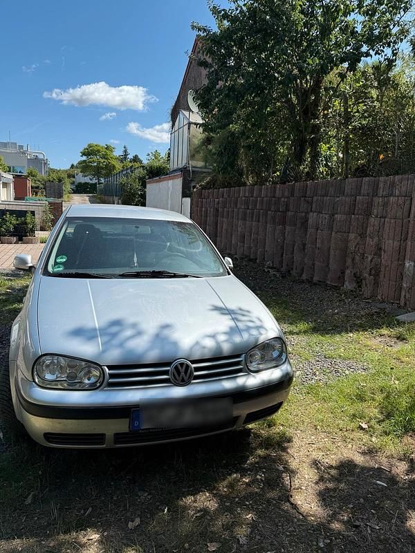Silber Gebraucht 2002 VW Golf IV Kleinwagen | 1.200 € - Bild 1/4