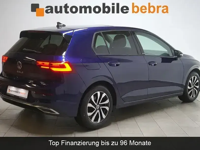 Używany VW Golf VIII Active 150 KM (110 kW) 2022 Niebieski Sedan/Limuzyna