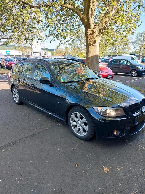 Gebraucht BMW 320 184 PS (135 kW) 2010 Schwarz Kombi