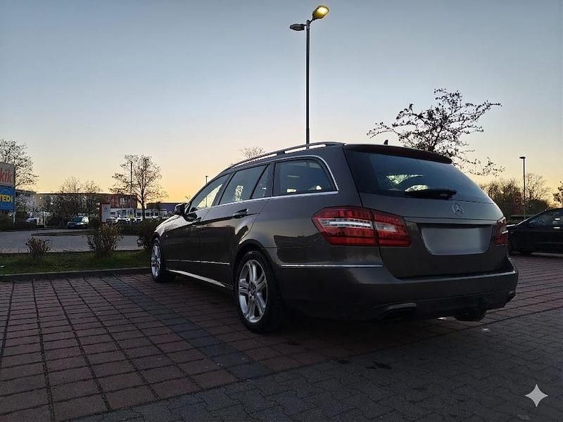 Gebraucht Mercedes E300 Avantgarde 231 PS (169 kW) 2011 Grau Limousine
