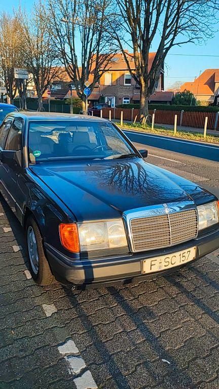 Blau Gebraucht 1990 Mercedes 230 Limousine | 2.335 € - Bild 1/4