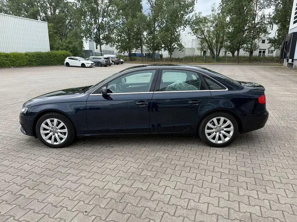 Gebraucht Audi A4 Attraction 160 PS (117 kW) 2011 Blau Limousine