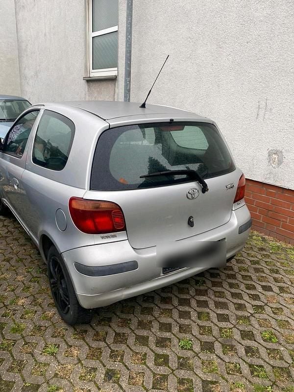 Silber Gebraucht 2004 Toyota Yaris Kleinwagen | 705 € (Superpreis) - Bild 1/4