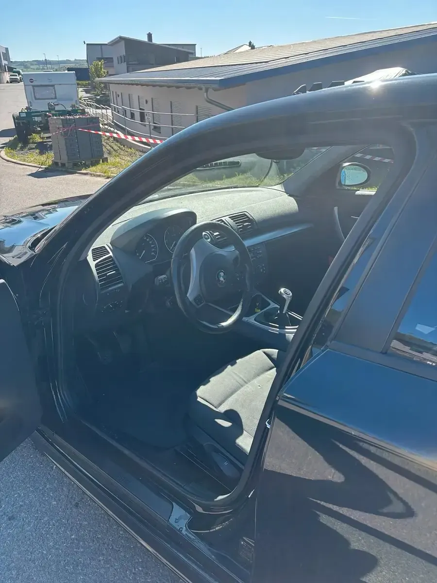 Gebraucht BMW 118 122 PS (89 kW) 2004 Schwarz Kleinwagen