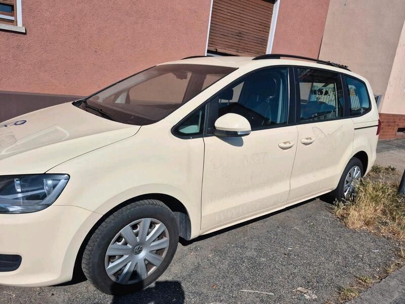 Gelb Gebraucht 2015 VW Sharan Van / Kleinbus | 4.200 € - Bild 1/4