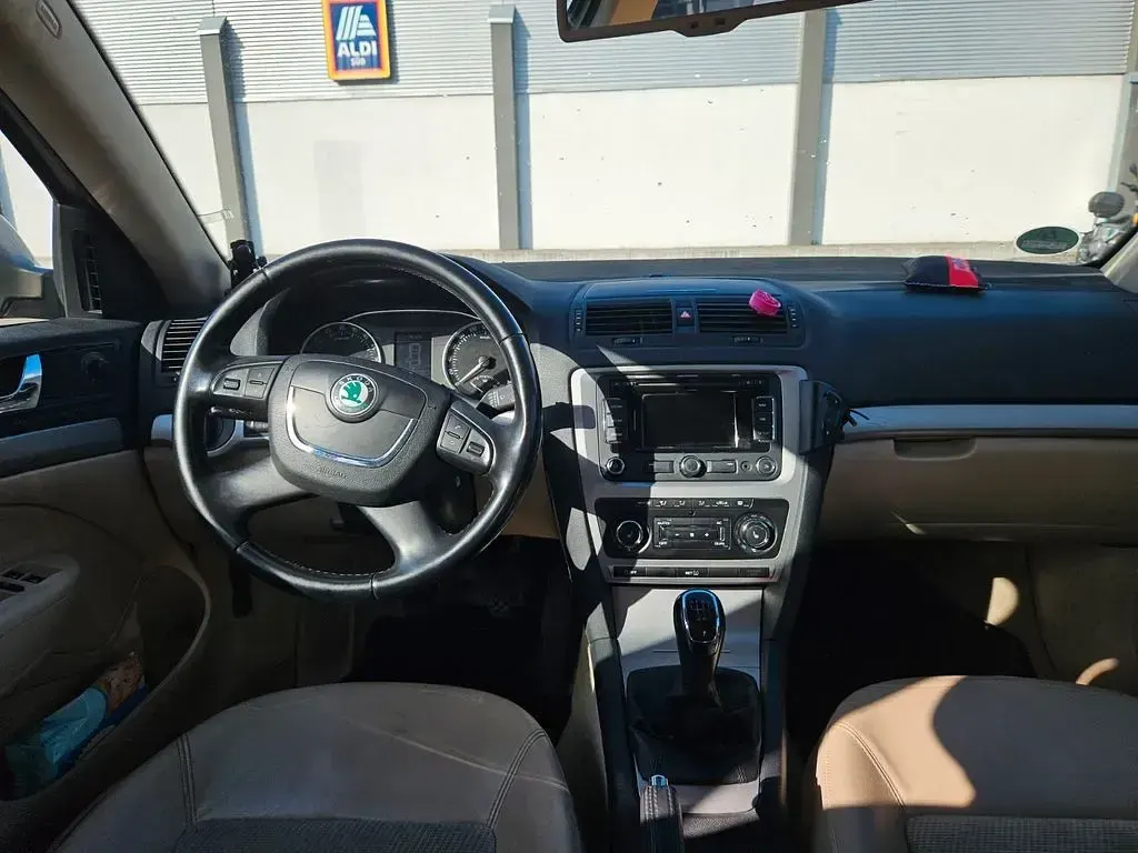Używany Skoda Octavia Elegance 140 KM (102 kW) 2010 Beżowy Kombi