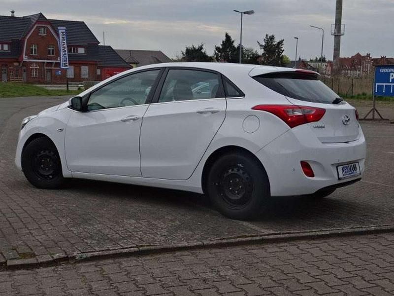 Gebraucht Hyundai i30 101 PS (74 kW) 2016 Weiß Limousine