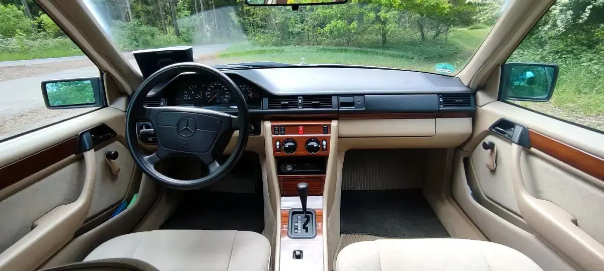 Gebraucht Mercedes E220 150 PS (110 kW) 1993 Braun Limousine