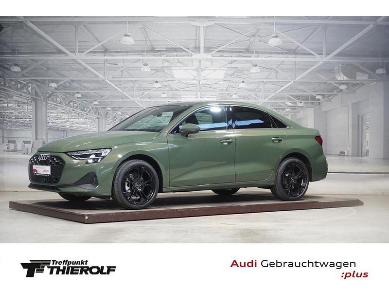 Distriktgrün metallic Gebraucht 2025 Audi A3 Sport Limousine | 41.980 € (Fairer Preis) - Bild 1/4