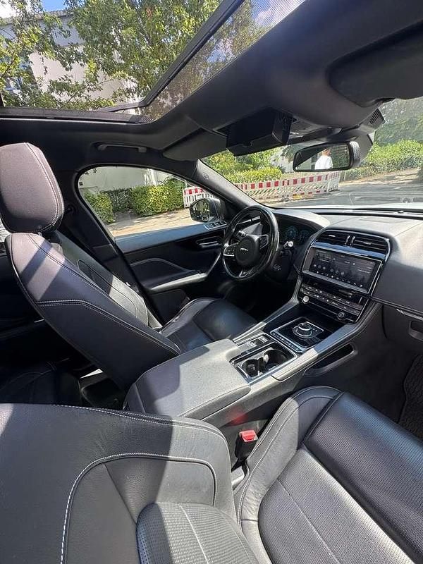 Weiß Gebraucht 2017 Jaguar F-Pace R-Sport SUV | 29.000 € (Teuer) - Bild 1/4