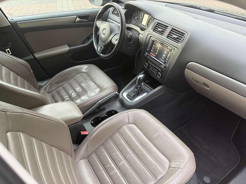 Gebraucht VW Jetta Highline 160 PS (117 kW) 2011 Deep black perleffekt Limousine