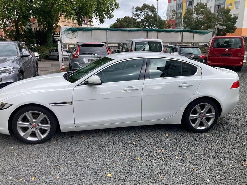 Gebraucht Jaguar XE Prestige 179 PS (131 kW) 2016 Weiß Limousine