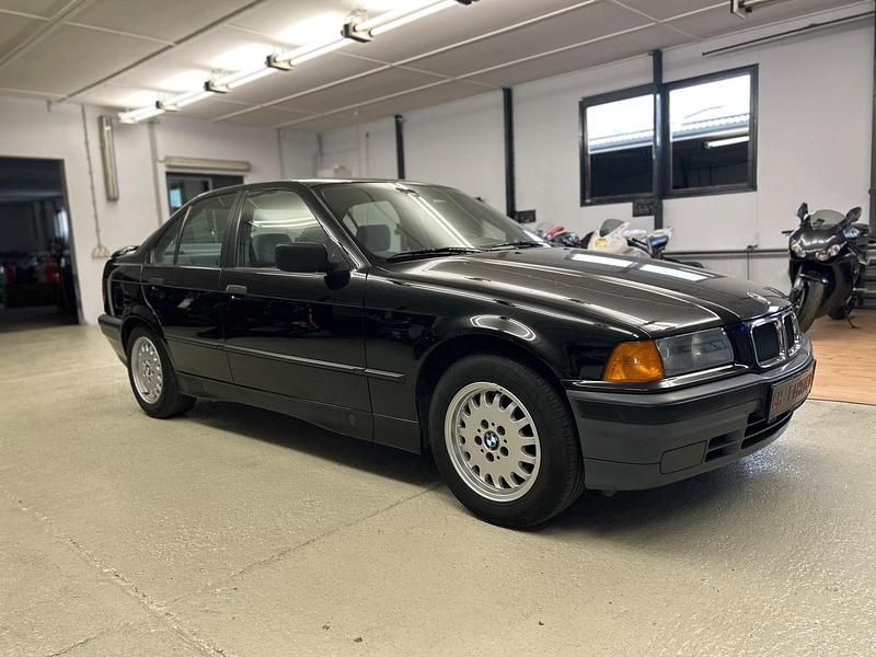 Schwarz Gebraucht 1992 BMW 318 Limousine | 4.200 € - Bild 1/4
