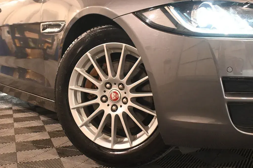 Käytetty Jaguar XE 163 HP (119 kW) 2016 Harmaa Sedan