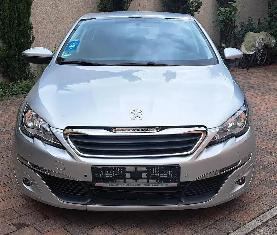 Gebraucht Peugeot 308 Active 110 PS (80 kW) 2016 Silber Limousine