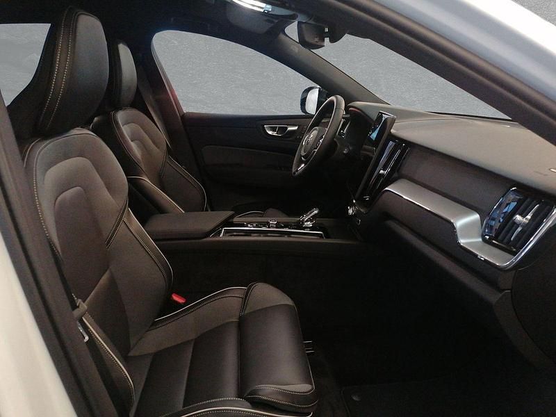 Neu Volvo XC60 Plus 310 PS (228 kW) 2025 Crystal white SUV