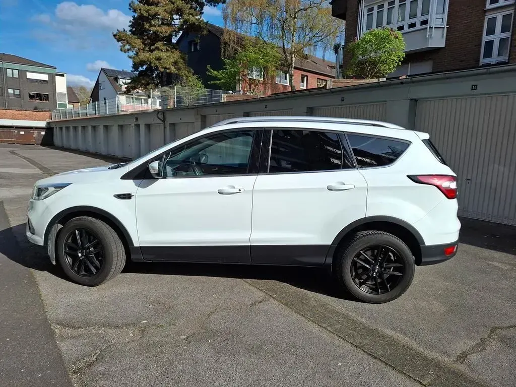 Gebraucht Ford Kuga Trend 150 PS (110 kW) 2017 Weiß SUV