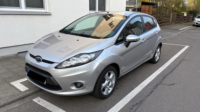Gebraucht Ford Fiesta 82 PS (60 kW) 2011 Silber Kleinwagen