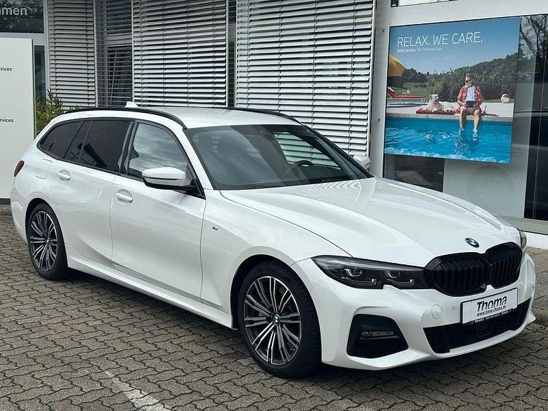 Alpinweiss iii Gebraucht 2022 BMW 330 M Sport Kombi | 36.980 € (Fairer Preis) - Bild 1/4