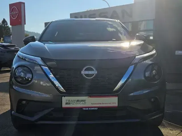 Neu Nissan Juke N-Connecta 143 PS (105 kW) 2025 Grau (dark grey (m), kontrastfarbe: black) SUV