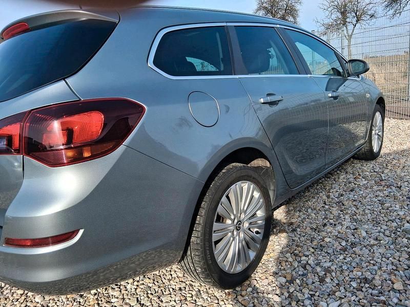Gebraucht Opel Astra 140 PS (102 kW) 2011 Silber Kombi