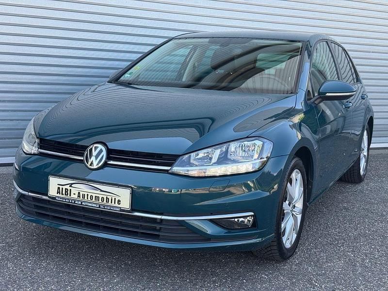 Grün Gebraucht 2017 VW Golf VII Comfortline Limousine | 13.480 € (Superpreis) - Bild 1/4
