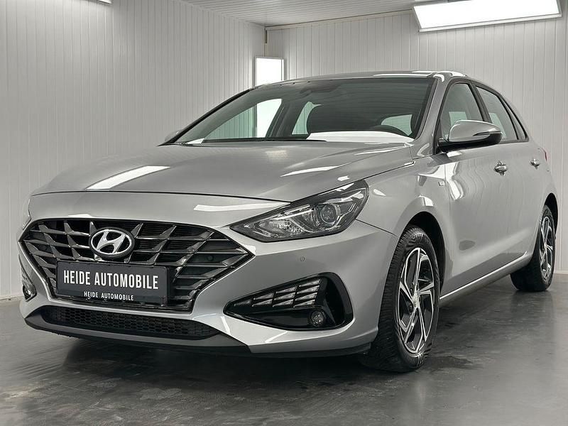 Silber Gebraucht 2021 Hyundai i30 Trend Limousine | 15.990 € (Fairer Preis) - Bild 1/4