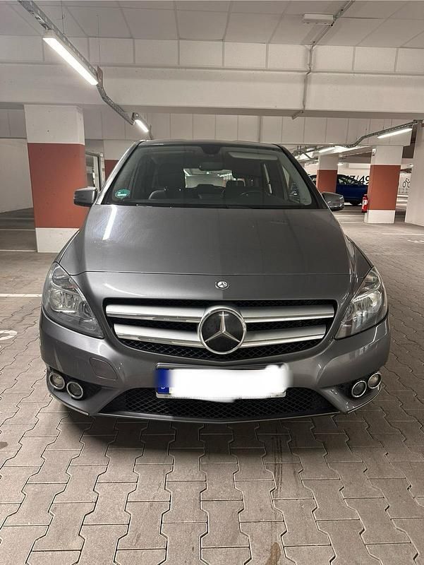 Grau Gebraucht 2012 Mercedes B180 Van / Kleinbus | 7.980 € (Etwas zu teuer) - Bild 1/4