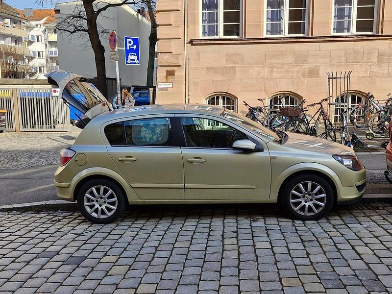 Gebraucht Opel Astra Elegance 105 PS (77 kW) 2004 Gold Limousine