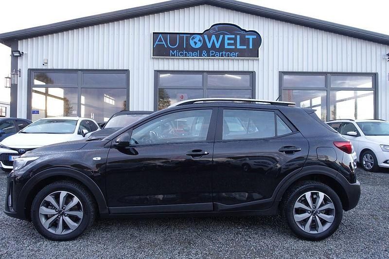 Gebraucht Kia Stonic 101 PS (74 kW) 2023 Schwarz SUV