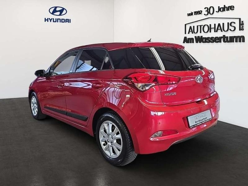 Gebraucht Hyundai i20 Passion 101 PS (74 kW) 2017 Red passion / mic Kleinwagen
