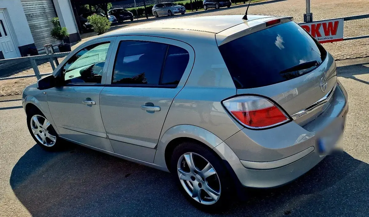 Gebraucht Opel Astra 90 PS (66 kW) 2005 Silber Limousine