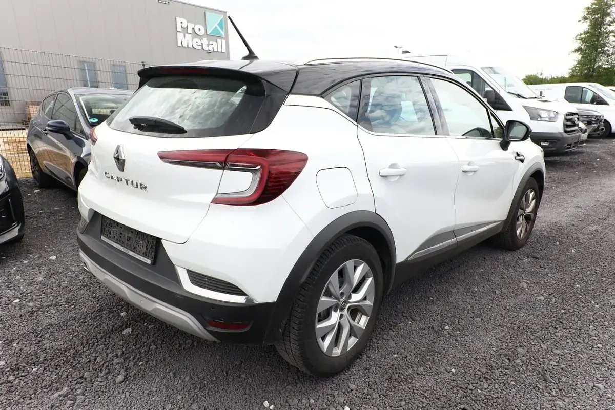 Gebraucht Renault Captur Intens 131 PS (96 kW) 2021 Perlmutt weiß metallic / schwarz SUV
