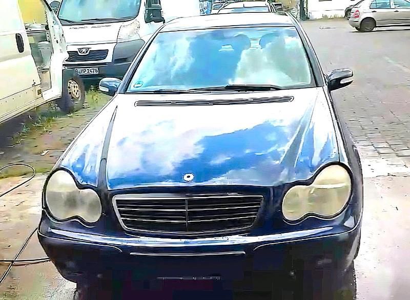 Blau Gebraucht 2005 Mercedes C220 Limousine | 2.500 € - Bild 1/4