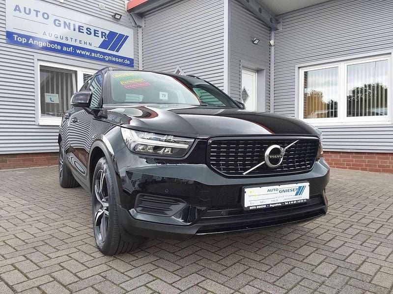 Schwarz metallic Gebraucht 2022 Volvo XC40 R-Design SUV | 32.900 € (Guter Preis) - Bild 1/4