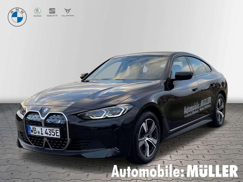 Black sapphire metallic Neu 2024 BMW i4 Limousine | 55.300 € - Bild 1/4