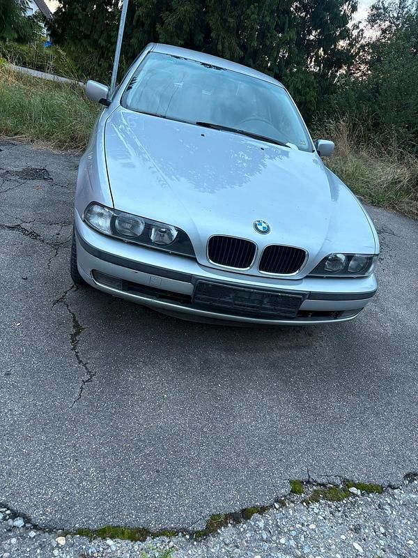 Silber Gebraucht 1999 BMW 523 Limousine | 1.350 € (Superpreis) - Bild 1/4