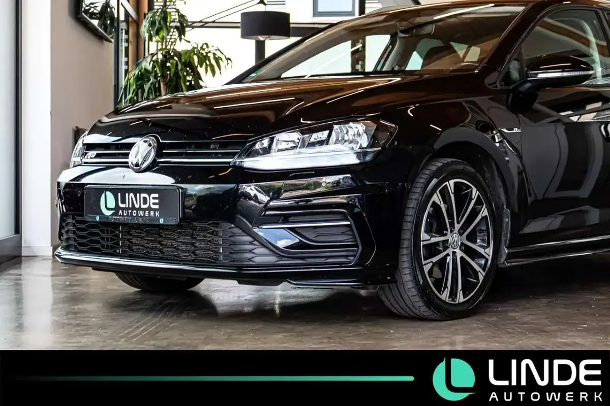Gebraucht VW Golf VII R-line 150 PS (110 kW) 2020 Deep black perleffekt Kombi