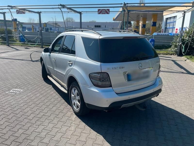 Gebraucht Mercedes ML320 224 PS (164 kW) 2007 Silber SUV