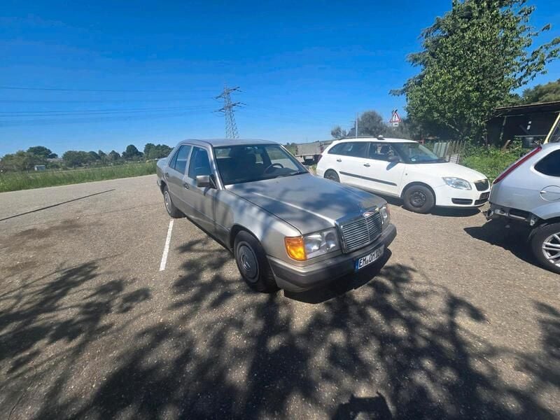Gebraucht 1990 Mercedes E300 Limousine | 4.000 € - Bild 1/4