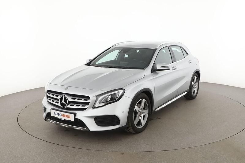 Grau Gebraucht 2020 Mercedes GLA250 AMG line SUV | 22.560 € (Superpreis) - Bild 1/3