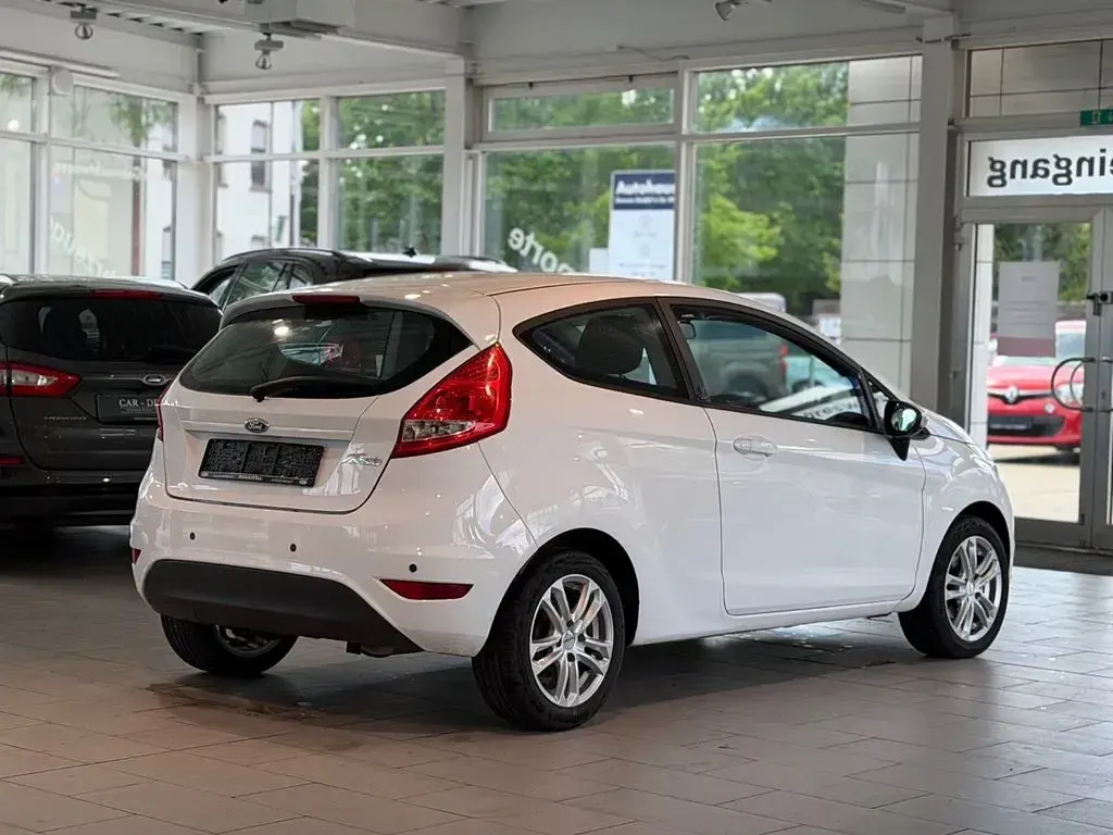Gebraucht Ford Fiesta 60 PS (44 kW) 2012 Weiß Kleinwagen
